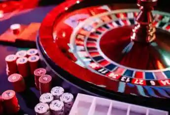 Antarmuka aplikasi sboku99 menampilkan live dealer studio, sportsbook Liga 1, dan kategori permainan slot